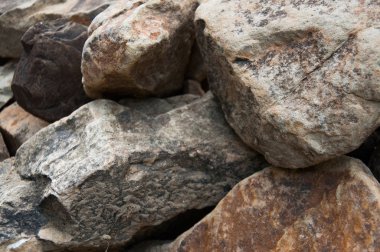 Büyük ve küçük taşlar. Dağlar. Taşın dokusu. Arka plan