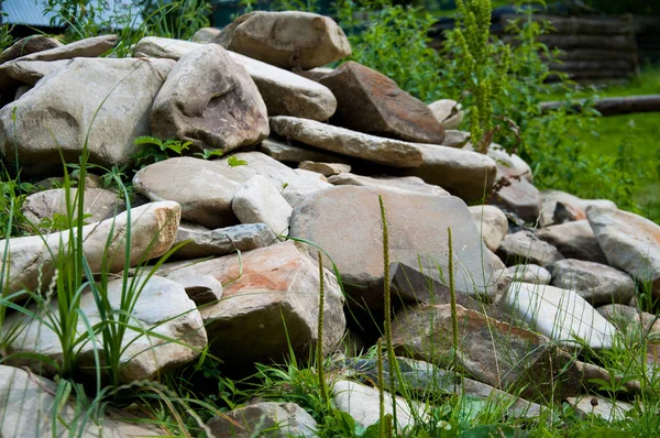 Зелена Трава Росте Біля Великої Купи Каменів Літо — стокове фото