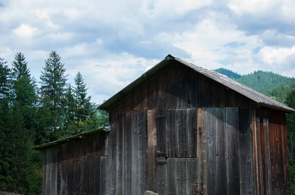 Altes Holzhaus Den Bergen Vor Dem Hintergrund Des Waldes Sommer — Stockfoto