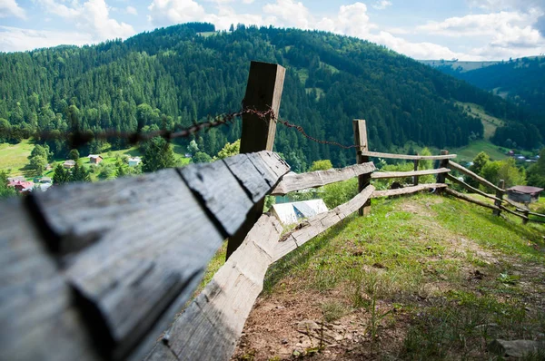 Dağlarda Eski Ahşap Çit Orman Uzun Ağaçlar Dağlar Tepeler Yaz — Stok fotoğraf