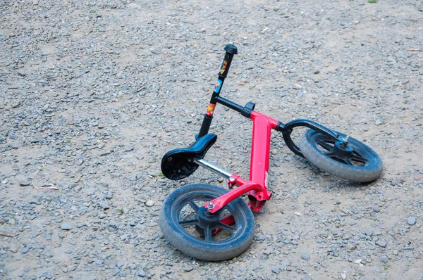 Red Childrens Bike Ride Lies Ground — Stock Photo, Image