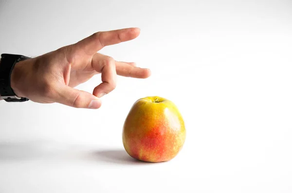 Bir Elma Beyaz Bir Arka Plan Üzerinde Beyaz Bir Masa — Stok fotoğraf