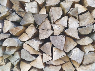 doğranmış odun yığını içinde yığılmış. Ahşap doku.