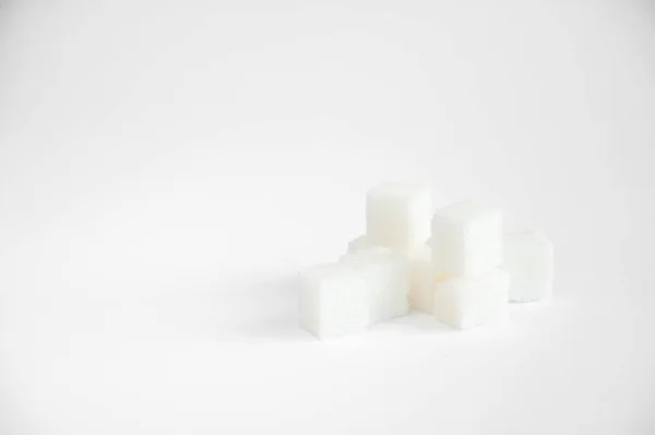Terrones Azúcar Yacen Sobre Una Mesa Blanca Refinado — Foto de Stock