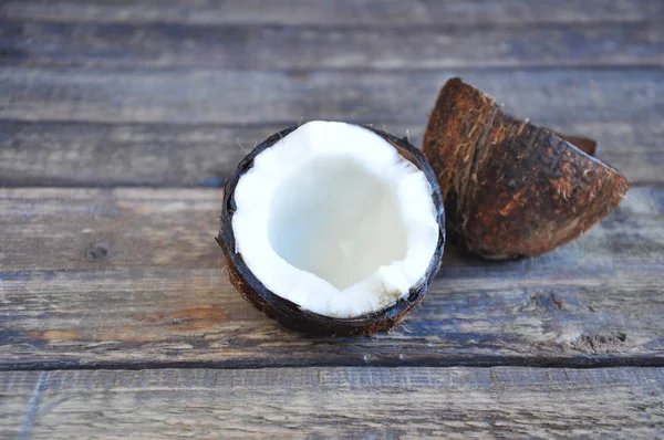 Pół Kokosa Leży Drewnianym Stole Masa Celulozowa Biała Kokosowa — Zdjęcie stockowe