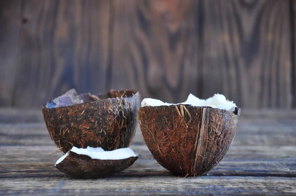 Pół Kokosa Leży Drewnianym Stole Masa Celulozowa Biała Kokosowa — Zdjęcie stockowe
