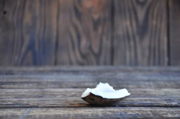 Weißes Fruchtfleisch Aus Kokosnuss Liegt Auf Einem Holztisch — Stockfoto