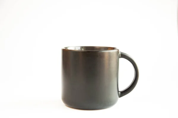 茶杯一种有咖啡或茶的黑色杯子 放在白底桌子上 — 图库照片