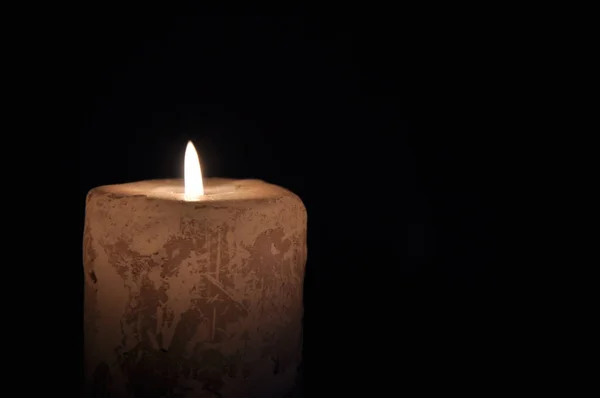 Uma Grande Queimadura Velas Escuro Fundo Preto — Fotografia de Stock