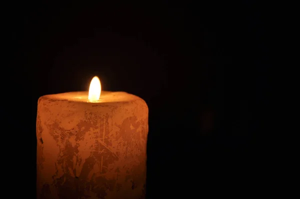 Uma Grande Queimadura Velas Escuro Fundo Preto — Fotografia de Stock