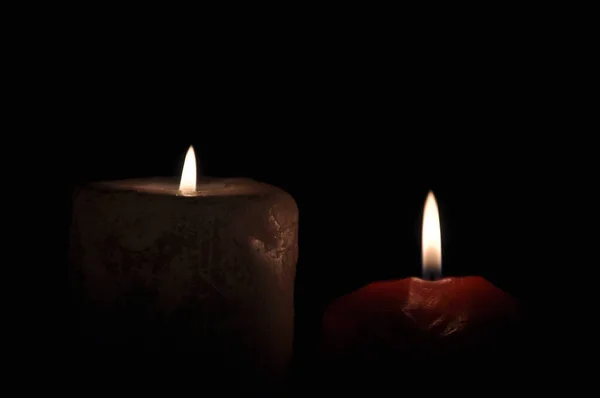 Dos Grandes Velas Arden Oscuridad Sobre Fondo Negro — Foto de Stock