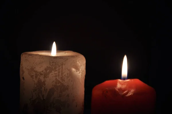 Две Большие Свечи Горят Темноте Черном Фоне — стоковое фото