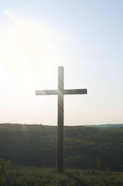 Tahta haç. Gökyüzüne karşı. Siluet