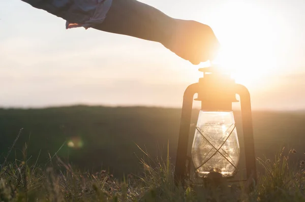 Starožitná Starožitná Lampa Ruce Proti Obloze Západ Slunce Lampa — Stock fotografie