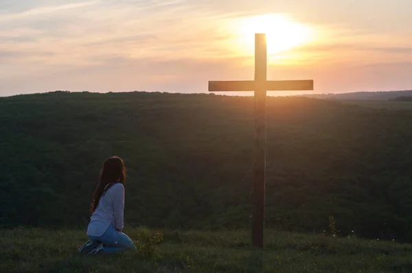 Una Mujer Arrodilla Cerca Cruz Oración Arrepentimiento Cristiana — Foto de Stock