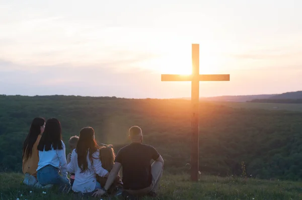 Familia Feliz Naturaleza Hijos Marido Mujer Cruz Madera Contra Cielo — Foto de Stock