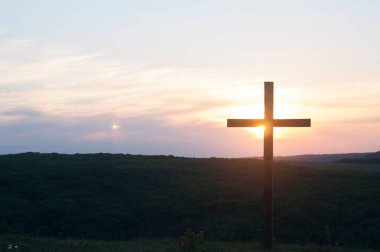 Tahta haç gökyüzüne karşı. Bir haçın silueti Gün batımı.