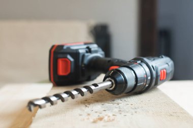 Tornavida ve matkap. Ahşap. Ahşap bir arka planda.