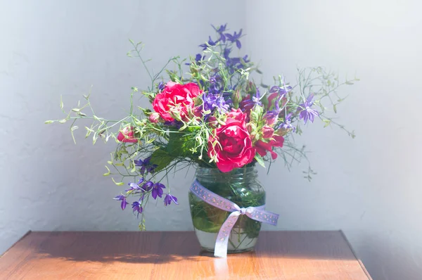 花瓶里有一束粉红色的花 在桌子上 春夏两季的花朵静谧的生活 — 图库照片