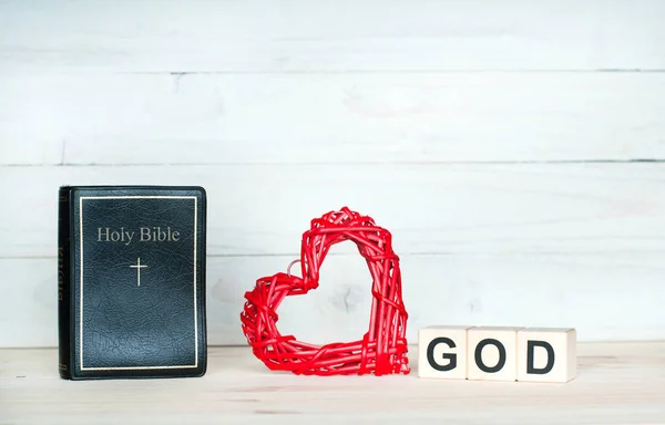Santa Biblia Biblia Sobre Mesa Sobre Fondo Madera Corazón Rojo —  Fotos de Stock
