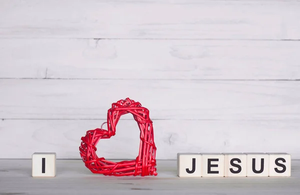 Amo Jesus Inscrição Cubos Madeira Num Fundo Branco Coração Vermelho — Fotografia de Stock