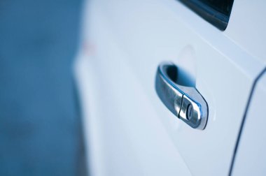 Arabanın kapı kolu. Beyaz araba parçası