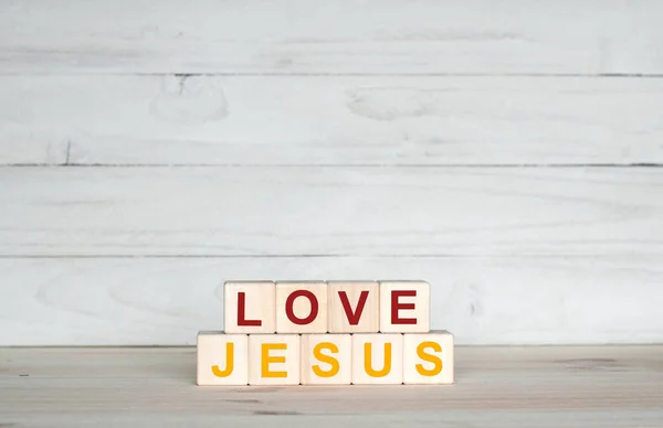 Ich Liebe Jesus Die Inschrift Auf Holzwürfeln Auf Einem Holzgrund — Stockfoto