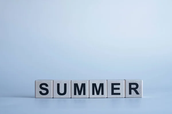 Summer Černá Písmena Dřevěných Kostkách Modrém Pozadí — Stock fotografie