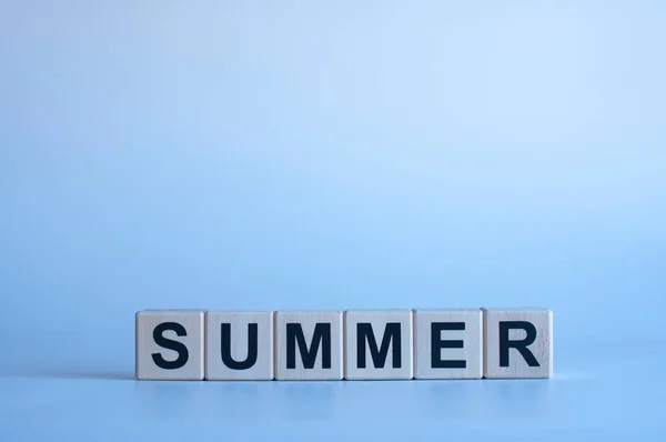 Verano Letras Negras Sobre Cubos Madera Sobre Fondo Azul — Foto de Stock