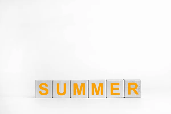 Sommer Gelbe Buchstaben Auf Holzwürfeln Auf Weißem Hintergrund — Stockfoto