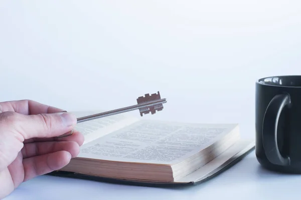 Bibel Und Kelch Aufschlagen Eiserner Schlüssel Das Konzept Des Weges — Stockfoto