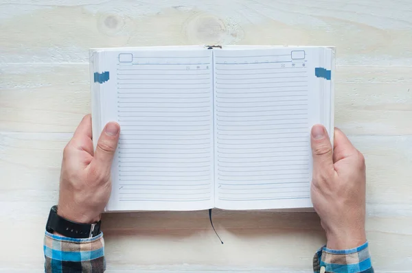 Journal Notes Ouvert Entre Les Mains Homme Affaires Sur Fond — Photo