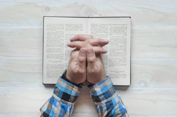 Die Bibel Des Offenen Buches Hände Eines Mannes Gebet Auf — Stockfoto