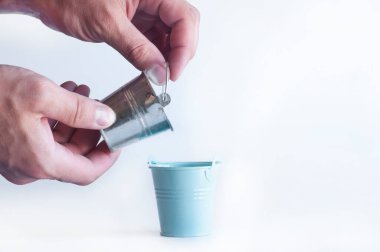 Kova elinde. Kovadan dökülüyor. Su akıyor.