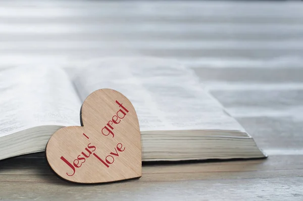 Abra Bíblia Sagrada Sobre Mesa Amor Coração Inscrição Grande Amor — Fotografia de Stock