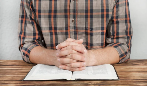 Libro Aperto Bibbia Mani Preghiera Seduto Tavolo Legno — Foto Stock