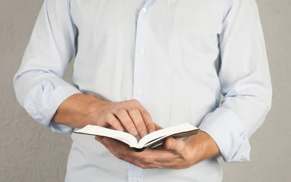 手に聖書の本を開いた シャツを着た男 — ストック写真