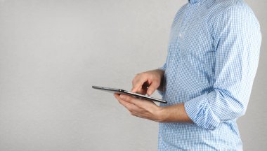 Gömlekli bir adam tablet tutuyor. İşadamı