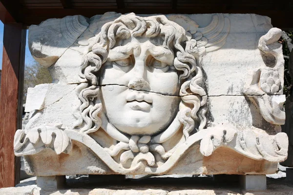 medusa yakın antika taş yüzü
