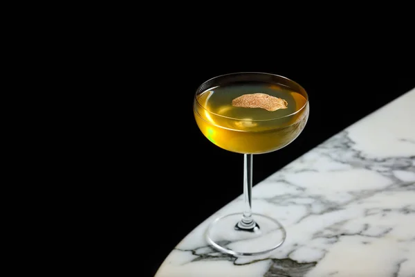 Kort Dryck Serveras Ett Cocktailglas Med Vit Tryffel — Stockfoto