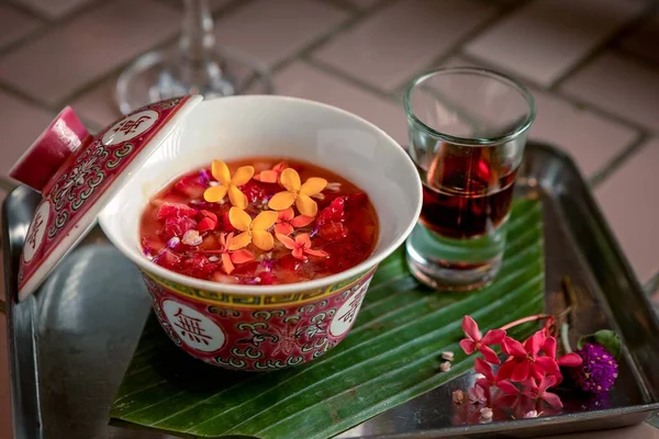 Vrid Den Gammaldags Cocktailen Serveras Traditionell Kinesisk Soppkopp Med Blomma — Stockfoto