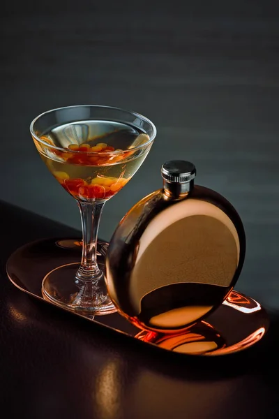 Modern Cocktail Serverad Ett Martini Glas Med Kopparkolv — Stockfoto