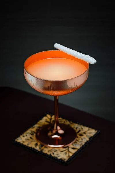 Uppfriskande Och Läckra Kokosnöt Rom Cocktail Serveras Vacker Koppar Kopp — Stockfoto