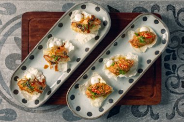 İspanyol ısırıklarından oluşan bir seçimin yukarıdan aşağıya fotoğrafı