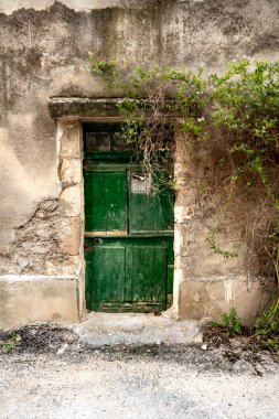 eski evde yeşil kapı