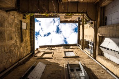 bir avludan gökyüzüne bakış