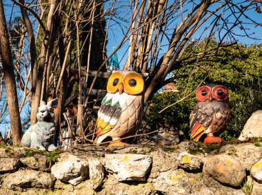  renkli alçı baykuş ve tavşan