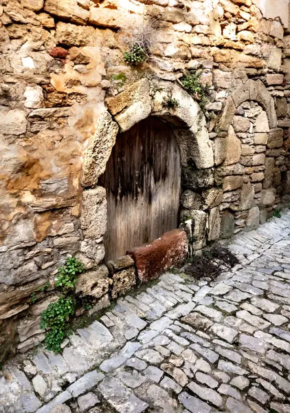 eski ve küçük ahşap kapı
