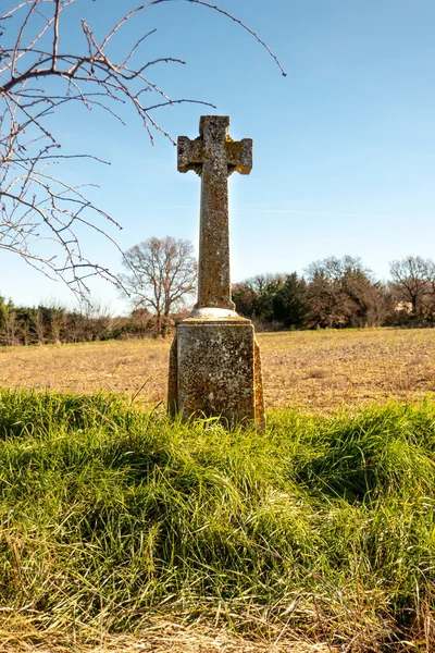 Altes Steinkreuz calvaire in Südfrankreich — Stockfoto