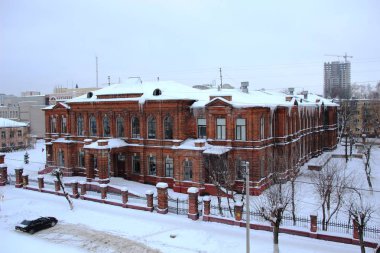 İvanovo 'da bulutlu bir kış gününde 30 okulun tarihi kırmızı tuğla binası